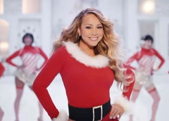 Мэрайя Кэри выпустила новый клип на рождественский хит All I Want for Christmas Is You