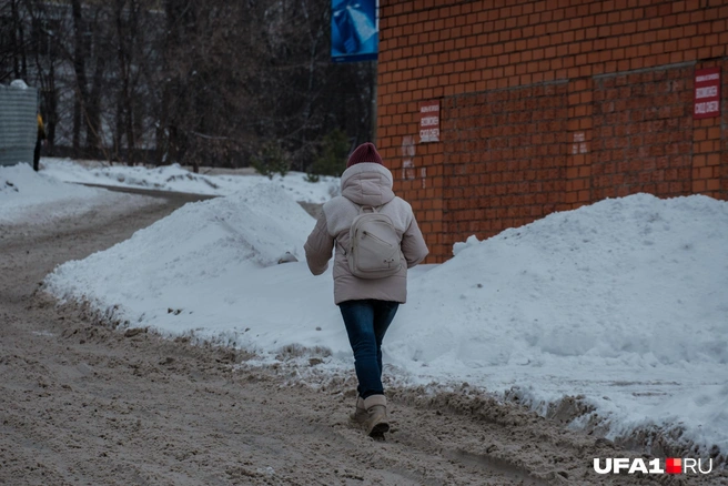Ходить по такому снегу тяжелое занятие | Источник: Булат Салихов / UFA1.RU