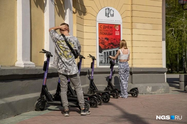 Мэрия Новосибирска хочет обязать кикшеринг платить неустойку за брошенные самокаты. Сумма неустойки составит 100 тысяч рублей | Источник: Александр Ощепков