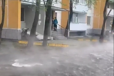 Запад Москвы затопило кипятком после прорыва трубы