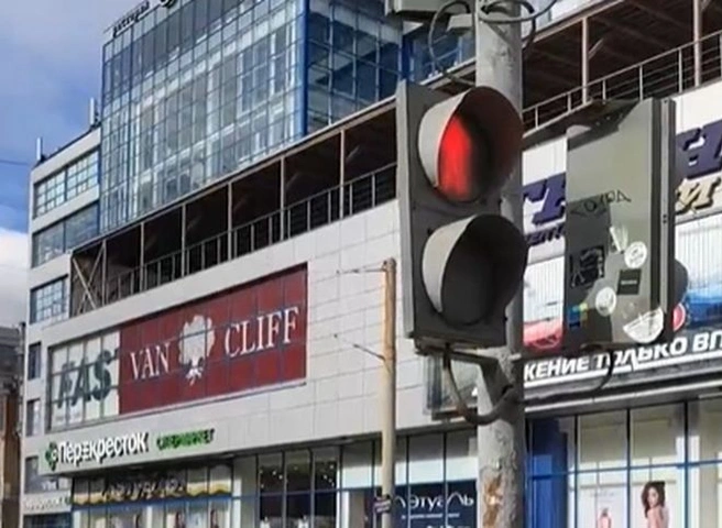 В центре Рязани засняли «пляшущий» светофор | ya62.ru