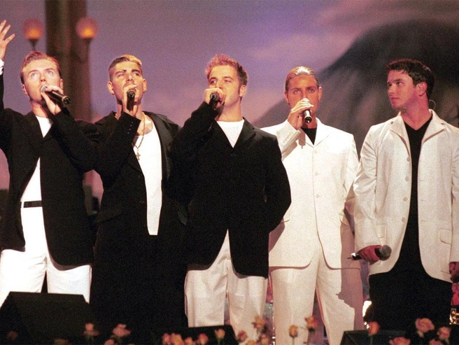 Мужчины в белых костюмах: Boyzone на концерте Паваротти, Модена, Италия, июнь 1999 года, Eric Vandeville / Getty Images | Источник: из книги Лидии Эдвардс «Как читать костюм»