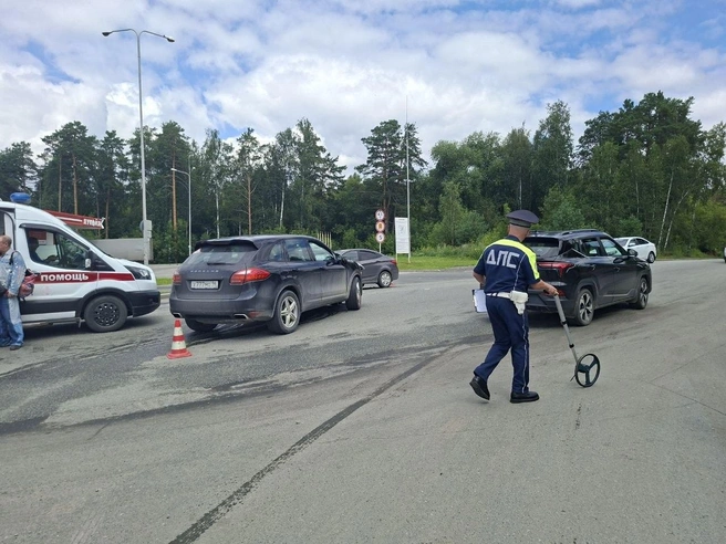 К месту аварии прибыла бригада скорой помощи | Источник: ГИБДД Екатеринбурга