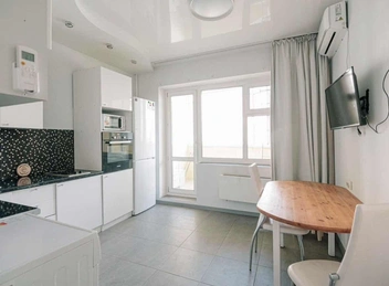 Кухня белоснежная, практически стерильная  | Источник: DoskaYkt