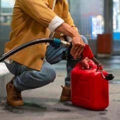 На АЗС в Кузбассе разрешили заливать топливо в канистры | Источник: www.city-n.ru