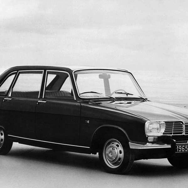 Первой иномаркой В.С. Высоцкого стал Renault 16, но поэт быстро разбил машину