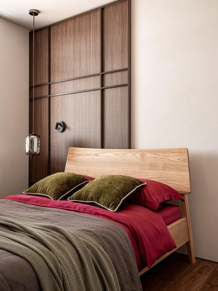 Кровать, Nox. Постельное белье, покрывало, плед, Linen & Home. Декоративные подушки, «Альви». Ковер, «Ковер.ру». | Источник: Виталий Жданов. Стиль: Ольга Михайлова