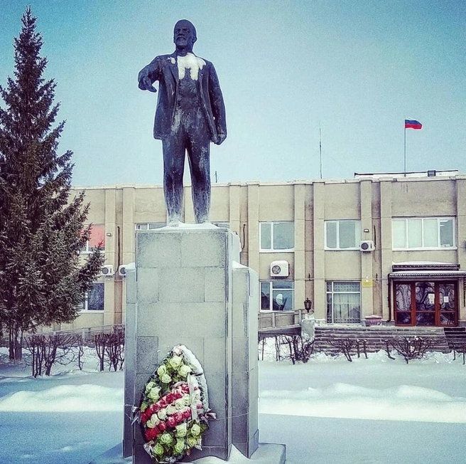 К памятнику Ленину в поселке Таврическое сельчане возлагают цветы | Источник: Майра ТЖ / «2ГИС»