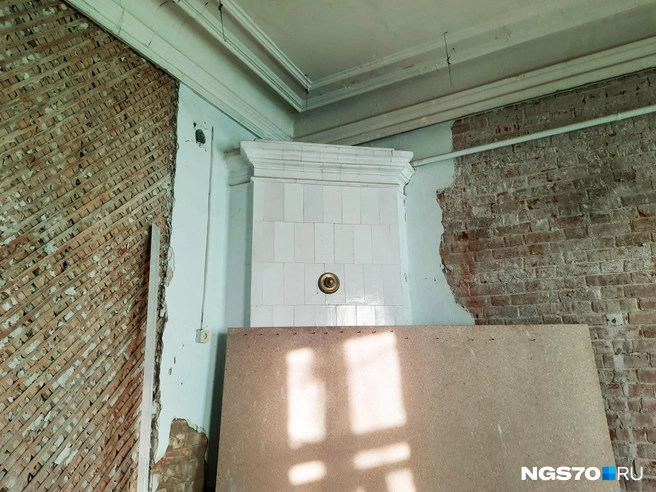 Подрядчик должен выполнить в помещениях не только ремонт, но и реставрацию | Источник: Анастасия Харламова / NGS70.RU