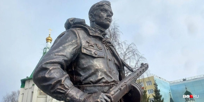 На входе в мемориальный комплекс горожан теперь встречает воин-освободитель | Источник: Анастасия Шевякова / 86.RU