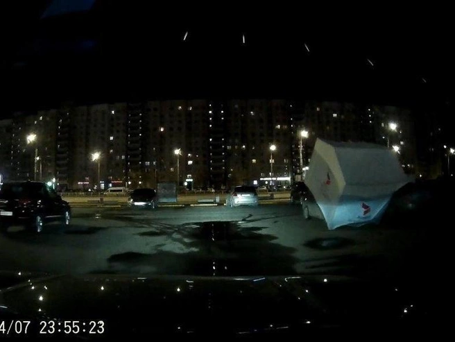 Сорванный ветром шатер приземлился на припаркованный автомобиль. | Источник: Мегаполис | ДТП и ЧП | Санкт-Петербург | Питер