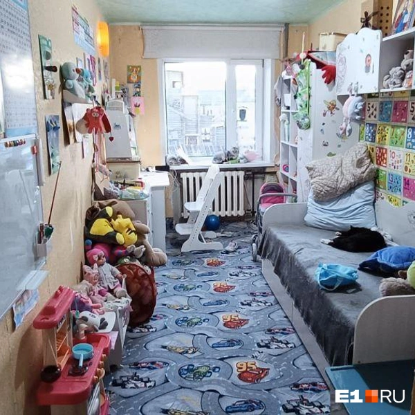 В квартире, из которой Артамоновых выселяют, у дочери есть обустроенная комната | Источник: читательница E1.RU
