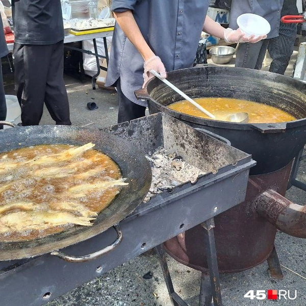 «Рыба очень вкусная, но очередь очень длинная»: смотрим цены в День сырка и спрашиваем курганцев — как им? | Источник: Александр Лисихин