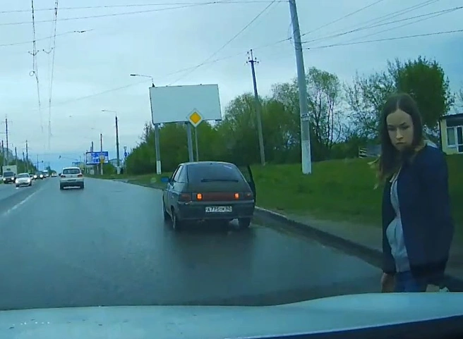 Девушка-водитель попала в аварию на улице Бирюзова | ya62.ru