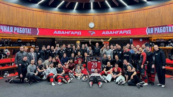В раздевалке команды спортсмены и работники клуба сделали общее фото | Источник: ХК «Авангард» Омск | Официальный канал / T.me