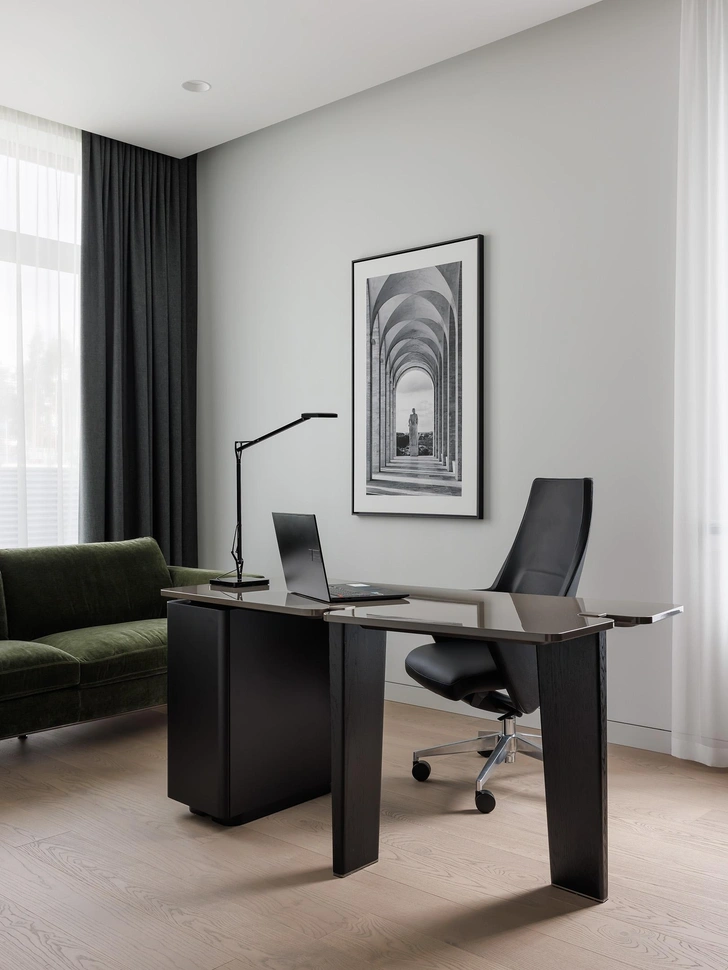 Рабочий стол, Minotti. Настольная лампа, Flos. Споты, Ideal lux. Диван, Felis. | Источник: Иван Сорокин. Стиль: Диана Ремизова