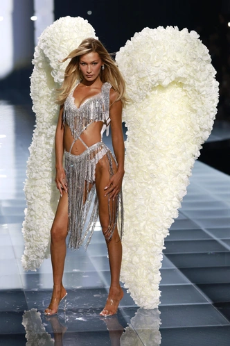 Шоу Victoria's Secret 2025: самые яркие выходы и моменты показа