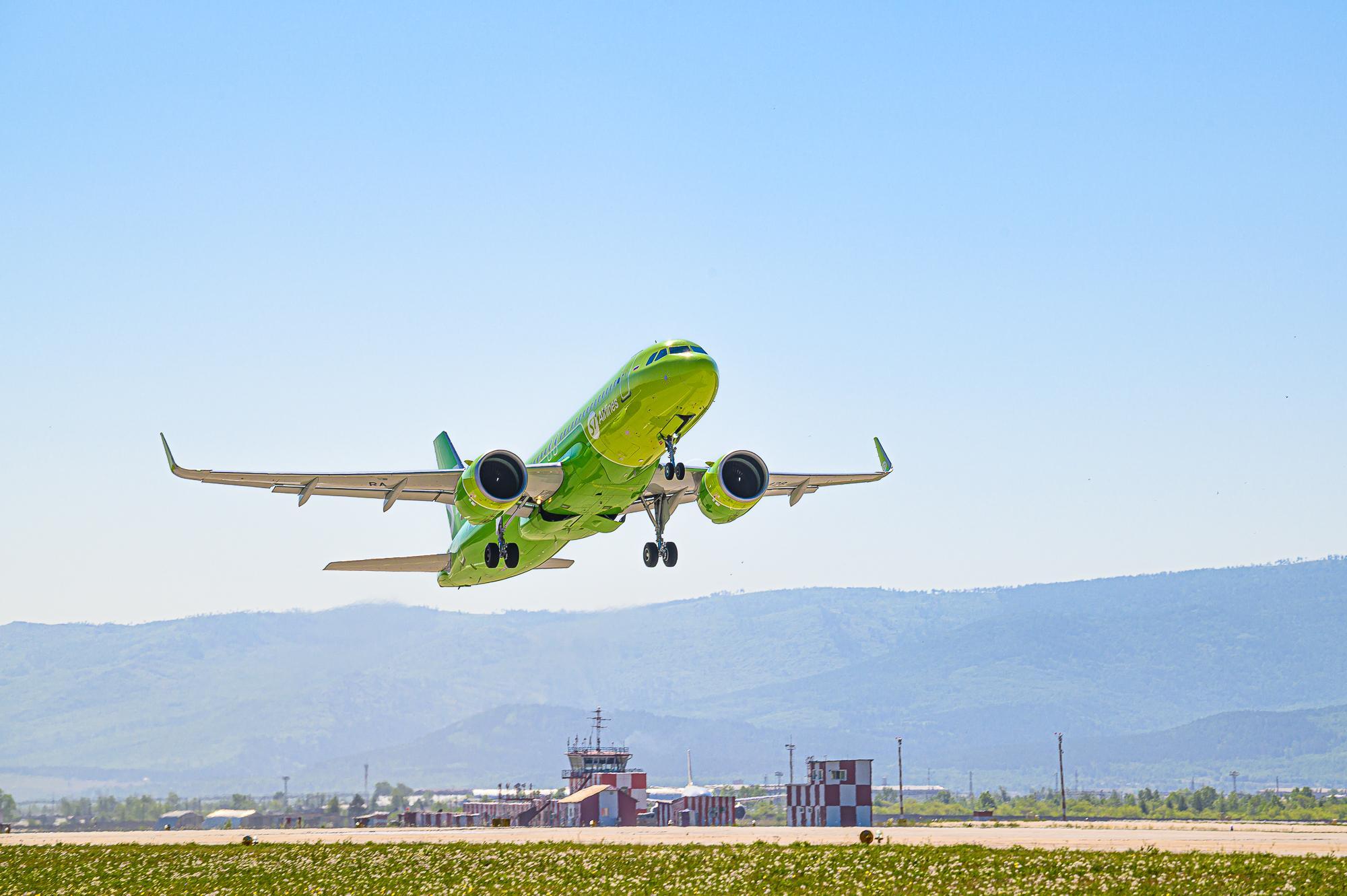 Полет на самолете чита. Самолет s7. Самолёт s7 Airlines. Москва с самолета. Самый мощный самолет в мире.