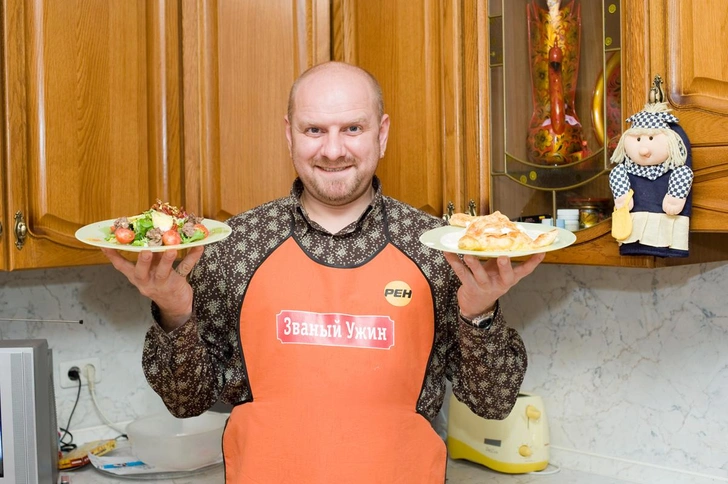 Ведущий программы «Званый ужин» | Источник: скрин РЕН ТВ