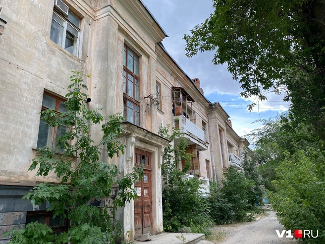 Второй пожар возник в подвалах дома № 3, в котором еще живут люди | Источник: Елизавета Кудрявцева / V1.RU
