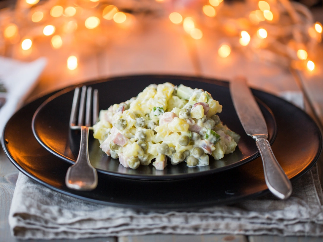 4 рецепта оливье: от классического до экзотического | marieclaire.ru