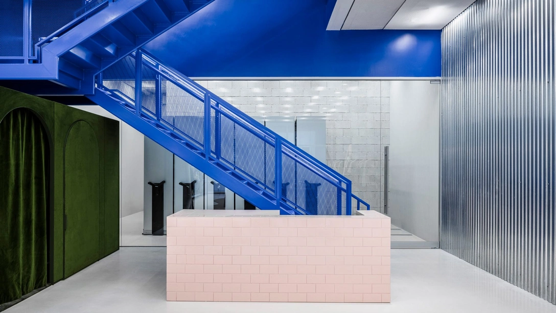 Флагманский бутик Off-White по дизайну Вирджила Абло и AMO | mcmaison.ru