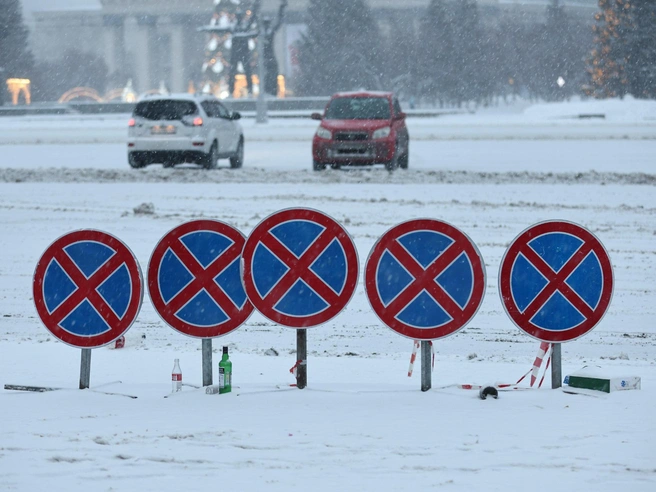 Еще одна художественная композиция из праздничного хлама. | Источник: Александр Ощепков / NGS.RU