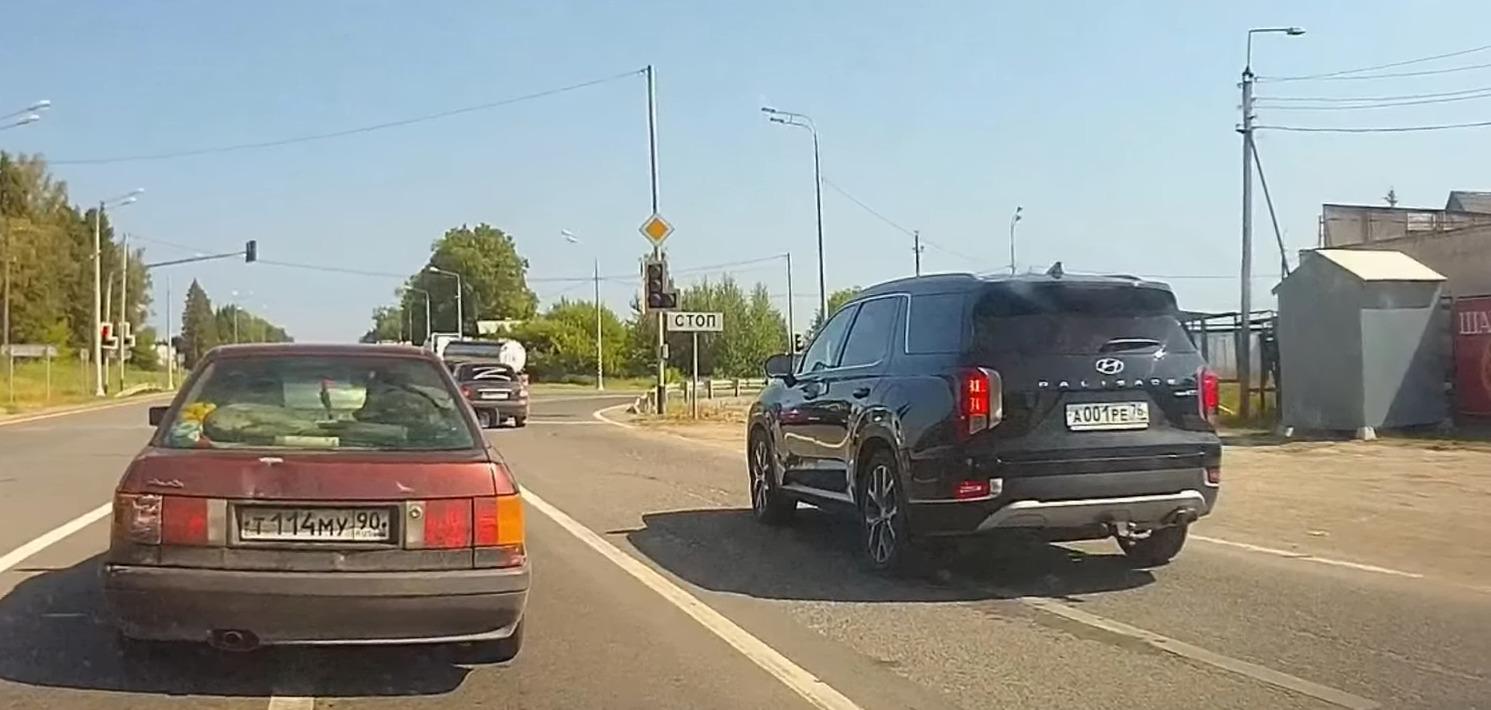 В Переславле-Залесском дорогой внедорожник Hyundai Palisade, принадлежащий  семье депутата Сергея Хабибулина, нарушил ПДД: видео - 27 июля 2022 - 76.ру