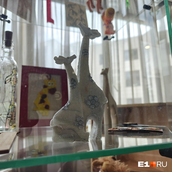 Есть и нетипичные жирафы, с авторским принтом в цветочек  | Источник: Кирилл Кушнов / E1.RU