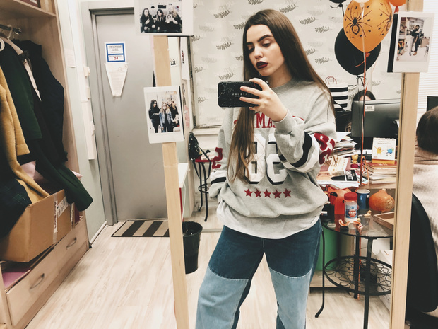Фото №2 - Блог fashion-редактора: сочетаем свитшот американского школьника и яркие губы