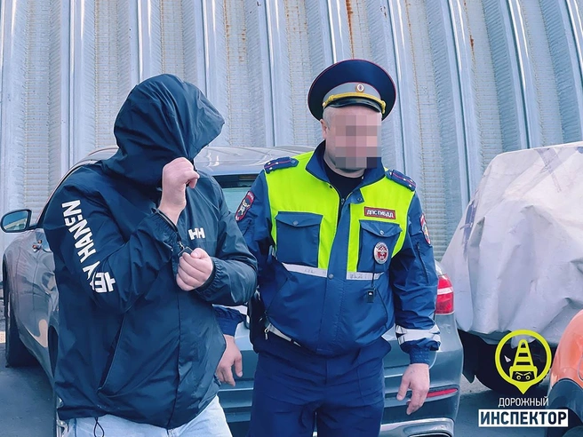 В Петербурге мотоциклист по тротуарам уходил от полиции. Его пассажир боялся за свое инкогнито | Источник: фото c cайта vk.com, сообщество Дорожный инспектор