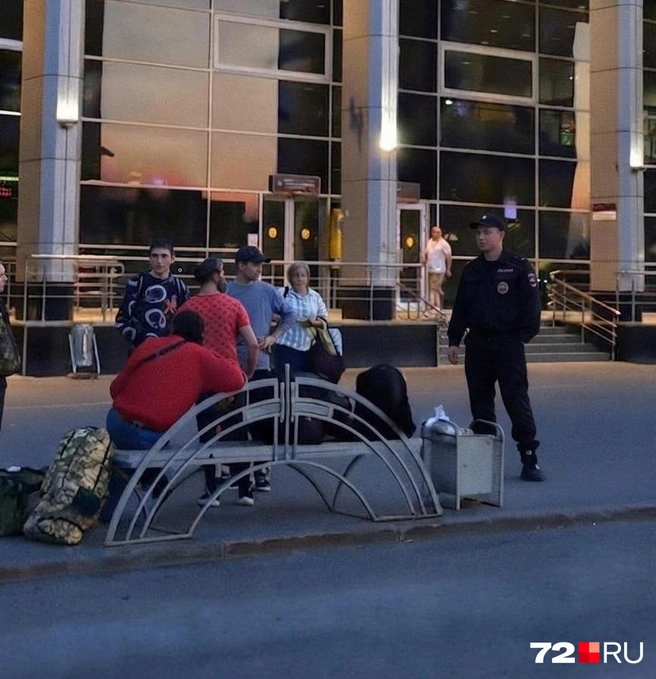 Этим вечером несколько полицейских работали на вокзале: они оцепили территорию и вывели всех на улицу  | Источник: читатель 72.RU