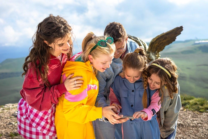 По сюжету, девочки пытаются примирить родителей