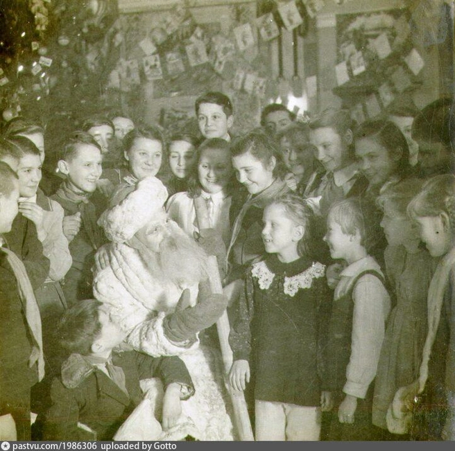 Дед Мороз и дети на новогодней елке во Дворце пионеров | Источник: Pastvu.com