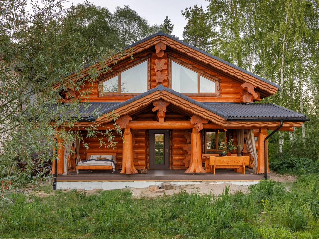 Баня и гостевой дом 130 м² как из русской сказки | Источник: Роман Спиридонов. Стиль: Елена Куцаренко