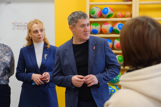 Дмитрий Махонин и другие члены приемной комиссии во время приемки отметили, что для воспитанников были созданы комфортные условия | Источник: АО «Стройпанелькомплект»