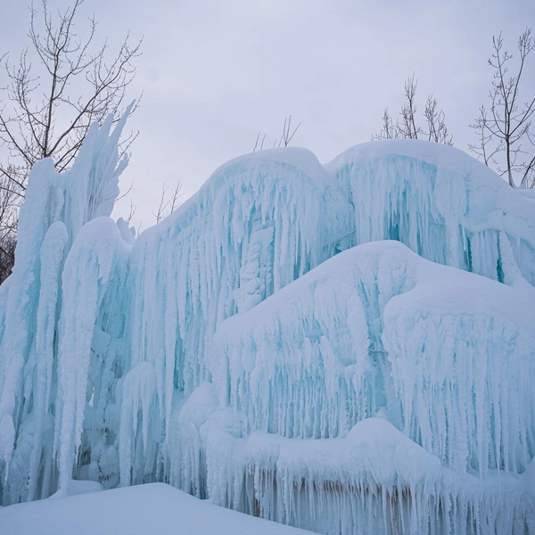 Огромные ледяные наросты выглядят внушительно | Источник: Василина Любимова / 59.RU