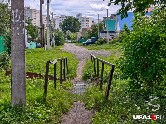Даже свой мост через небольшую речушку есть | Источник: Булат Салихов / UFA1.RU