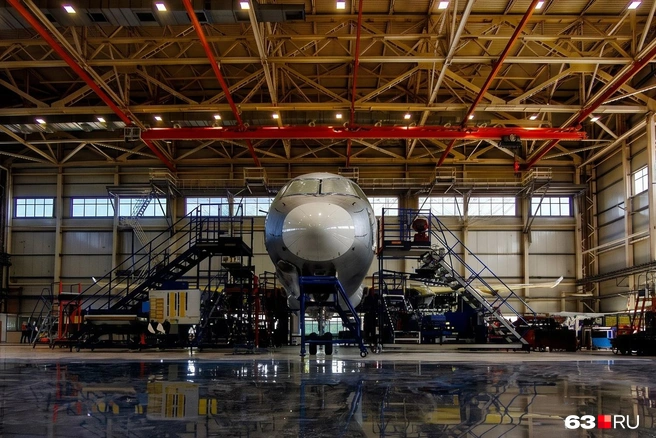 Почти готовый среднемагистральный узкофюзеляжный самолет SJ-100. Это новая версия «Суперджета». Разработчики уверяют — все детали и комплектующие в нем — дело рук российских рабочих | Источник: Анна Шорина / 63.RU