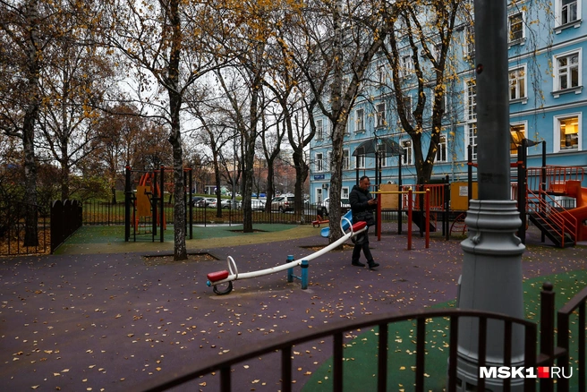 Площадка большую часть времени пуста, иногда сквозь нее может пройти человек | Источник: Артем Устюжанин / MSK1.RU