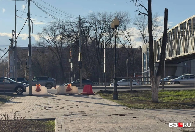 Кто-то пытается перелезть через ограждения, самые настойчивые идут напрямик | Источник: Читатель 63.RU