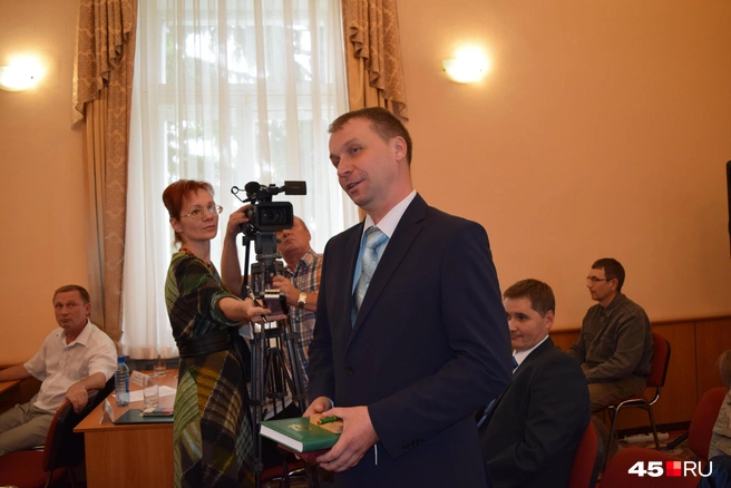Андрей Потапов во время своего избрания на должность руководителя администрации  | Источник: Юлия Король 