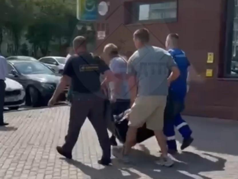 Из отделения банка в Уфе госпитализировали мужчину с сильными ожогами тела — видео