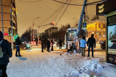 В Екатеринбурге автобус с пассажирами влетел в столб