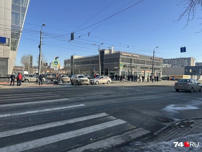 Из здания вывели несколько десятков сотрудников и посетителей | Источник: читателдь 74.RU