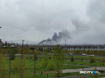 Густой дым было видно в разных районах города | Источник: читатель «ИрСити»