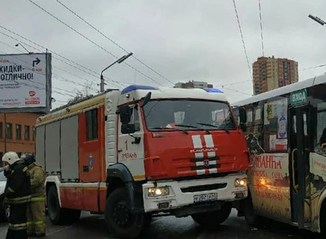 В Рязани пожарный автомобиль въехал в маршрутку | ya62.ru