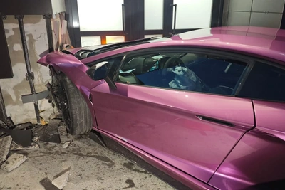 Lamborghini влетела в дом в Екатеринбурге: фото с места ЧП