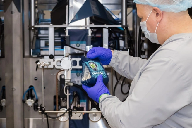 На каждом этапе, вплоть до упаковки, соблюдаются строгие стандарты безопасности и экологичности | Источник: «Толмачевские продукты»