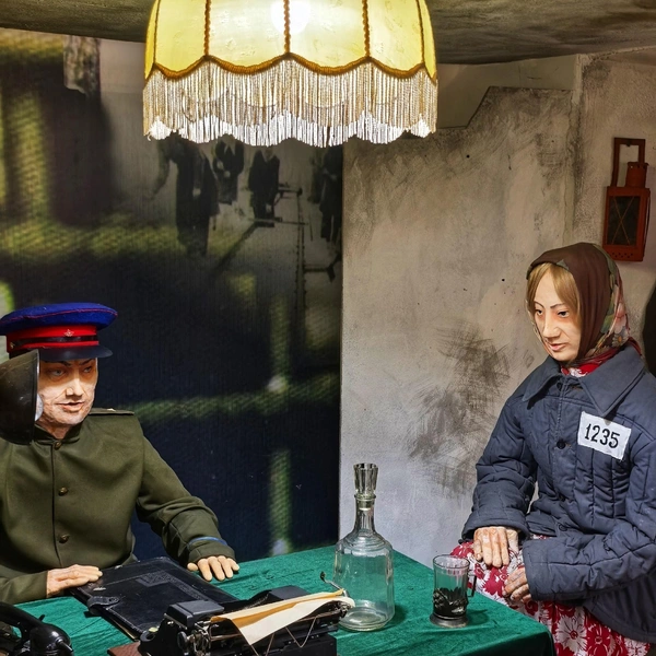 Здание музея выполнено в форме усеченного конуса, внутри нет окон, свет падает на экспонаты сверху | Источник: «Мир в рюкзаках» / Vk.com